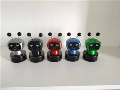 Crtani robot-aparat za aromaterapiju montiran na automobil